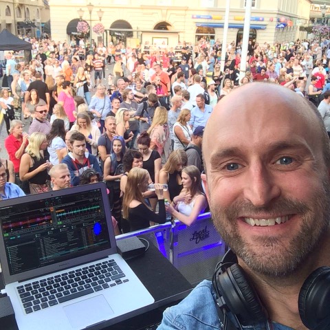 Stefan Widar, fd Stefan Jonasson, DJ i Linköping inför Petters gig på Stora torget