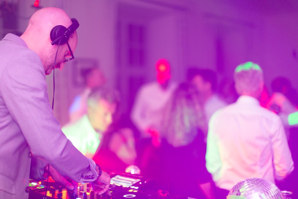 DJ Stefan Widar på en spelning i Norrköping