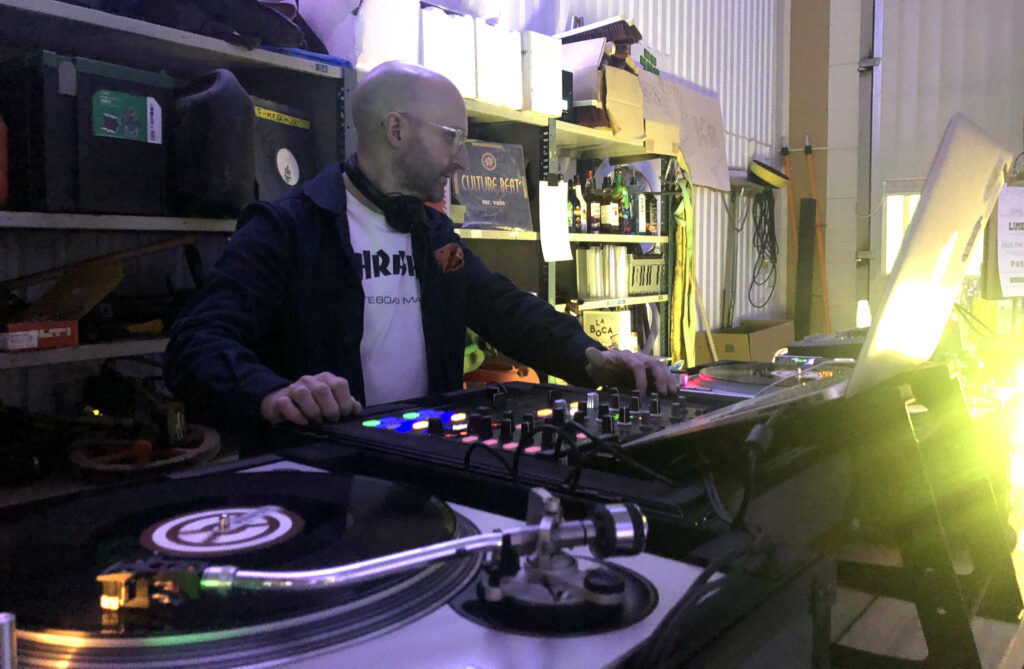 DJ Kapten Widar som bokats som discjockey för en spelning med vinylspelare